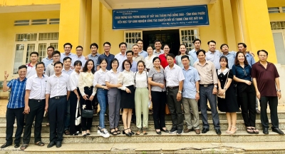 Lãnh đạo và nhân viên Văn phòng Đăng ký đất đai tỉnh Bình Phước, Chi nhánh Đồng Xoài, Chi nhánh huyện Cẩm Mỹ tại trụ sở Chi nhánh huyện Cẩm Mỹ, tỉnh Đồng Nai.