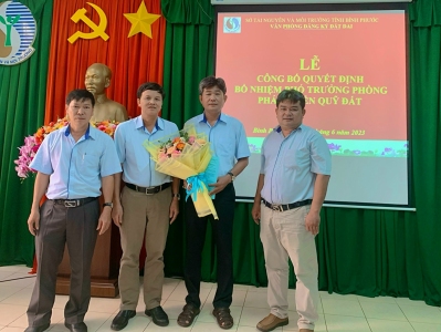 Lễ trao Quyết định bổ nhiệm ông Lê Nguyễn Duy Phong giữ chức vụ Phó Trưởng phòng Phát triển quỹ đất Văn phòng Đăng ký đất đai