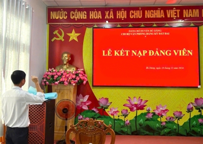 CHI BỘ VĂN PHÒNG ĐĂNG KÝ ĐẤT ĐAI TỔ CHỨC LỄ KẾT NẠP ĐẢNG VIÊN HUYỆN BÙ ĐĂNG