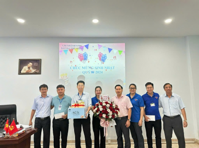 Tổ công đoàn Chi nhánh Văn phòng Đăng ký Đất đai - Công đoàn cơ sở Phòng Tài nguyên Môi trường - Chi nhánh Văn phòng Đăng ký Đất đai huyện Phú Riềng gặp mặt, tặng quà cho công đoàn viên có ngày sinh nhật trong quý IV năm 2024