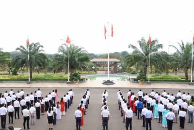 CHI NHÁNH VĂN PHÒNG ĐĂNG KÝ ĐẤT ĐAI HUYỆN PHÚ RIỀNG DUY TRÌ THAM GIA NGHI THỨC CHÀO CƠ ĐẦU THÁNG