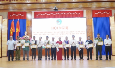 PHÚ RIỀNG BIỂU DƯƠNG, TÔN VINH TẬP THỂ, CÁ NHÂN ĐIỂN HÌNH TIÊN TIẾN TRONG VÙNG ĐỒNG BÀO DÂN TỘC THIỂU SỐ VÀ MIỀN NÚI