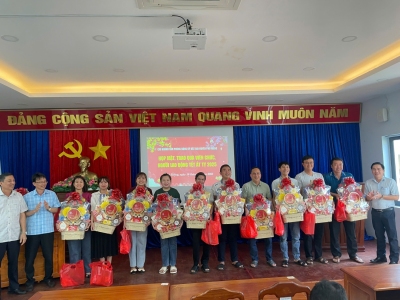 Chi nhánh Văn phòng Đăng ký Đất đai huyện Phú Riềng, Công đoàn cơ sở PTNMT-CNVPĐKĐĐ họp mặt, tặng quà viên chức, người lao động Tết Ất Tỵ năm 2025