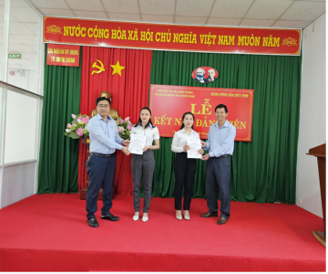 Chi bộ Chi nhánh Văn phòng đăng ký đất đai thị xã Chơn Thành tổ chức lễ kết nạp Đảng viên cho hai quần chúng ưu tú