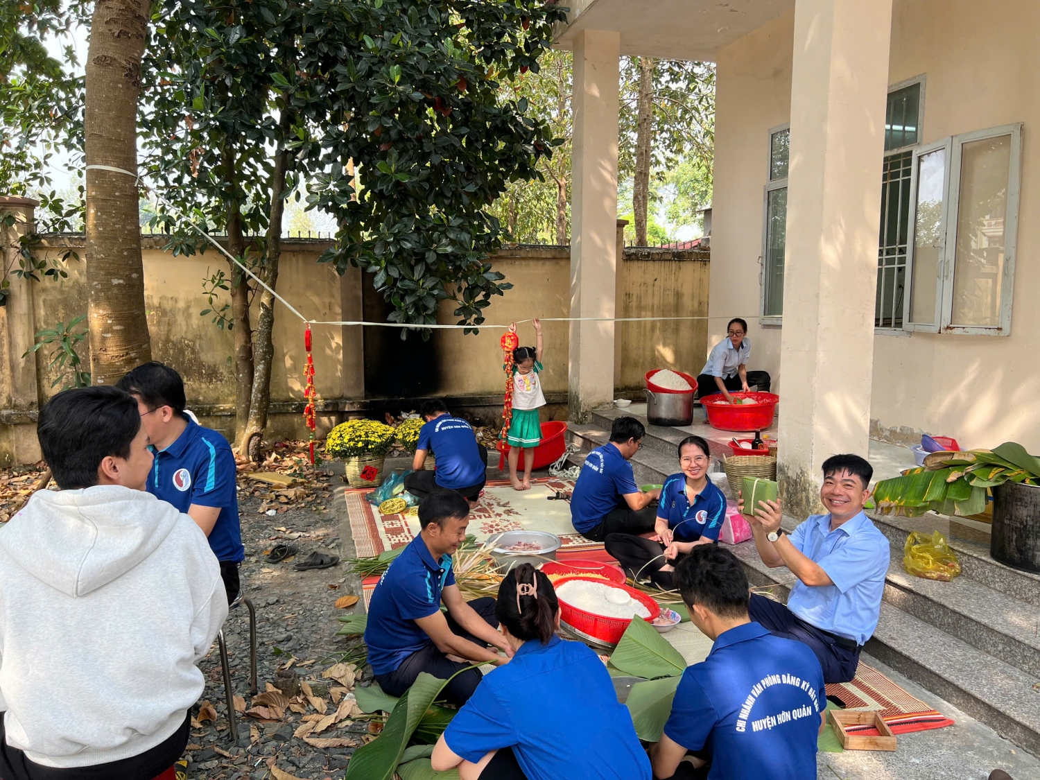 Công đoàn cơ cở Chi nhánh Văn phòng Đăng ký đất đai huyện Hớn Quản tổ chức gói bánh chưng nhân dịp Tết Ất Tỵ 2025